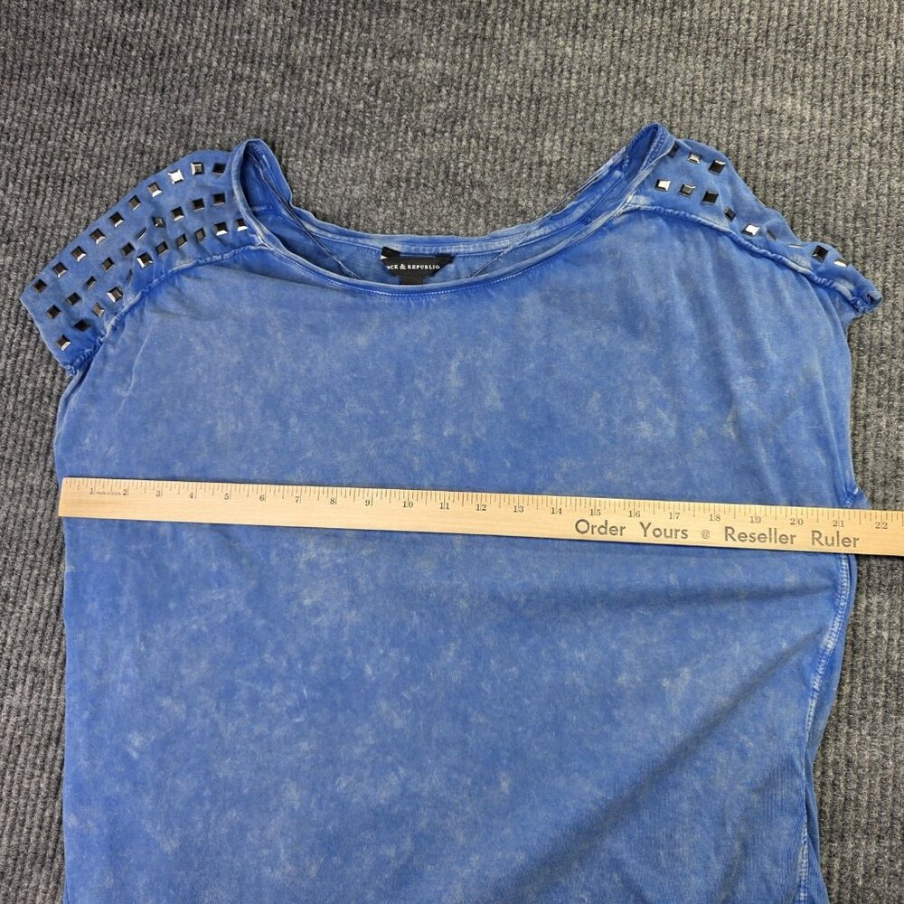 Rock & Republic Shirt Womens L Blue Wash Studded Asymmetrical Hem Top Boho Edgy - Picture 7 of 9